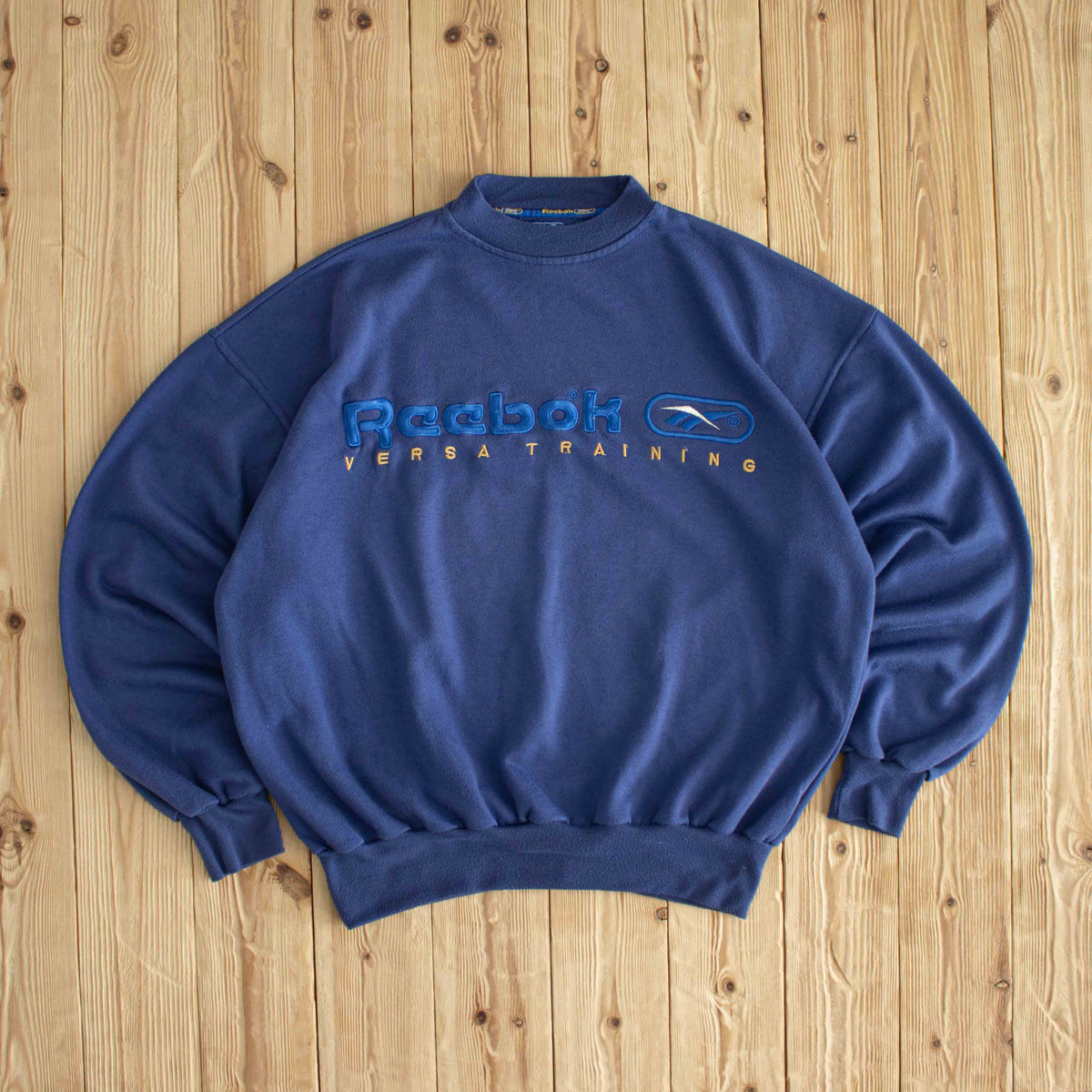 (L) Reebok Versa Training Vintage Embroidered Sweatshirt Blue