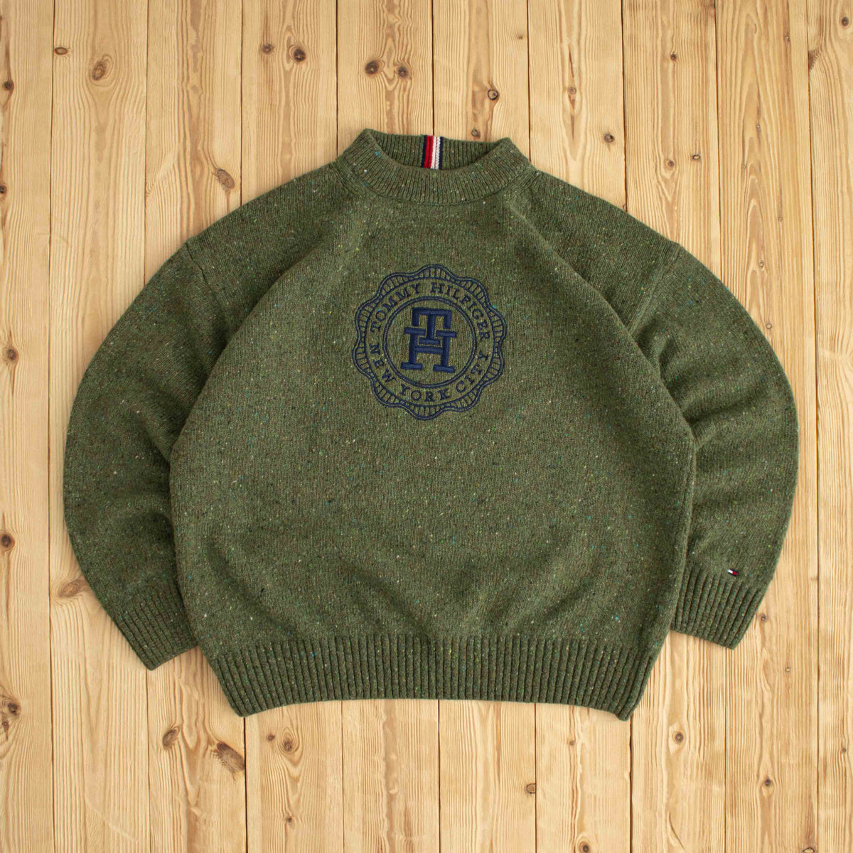 (M) Tommy Hilfiger New York City Vintage Embroidered Sweater Green