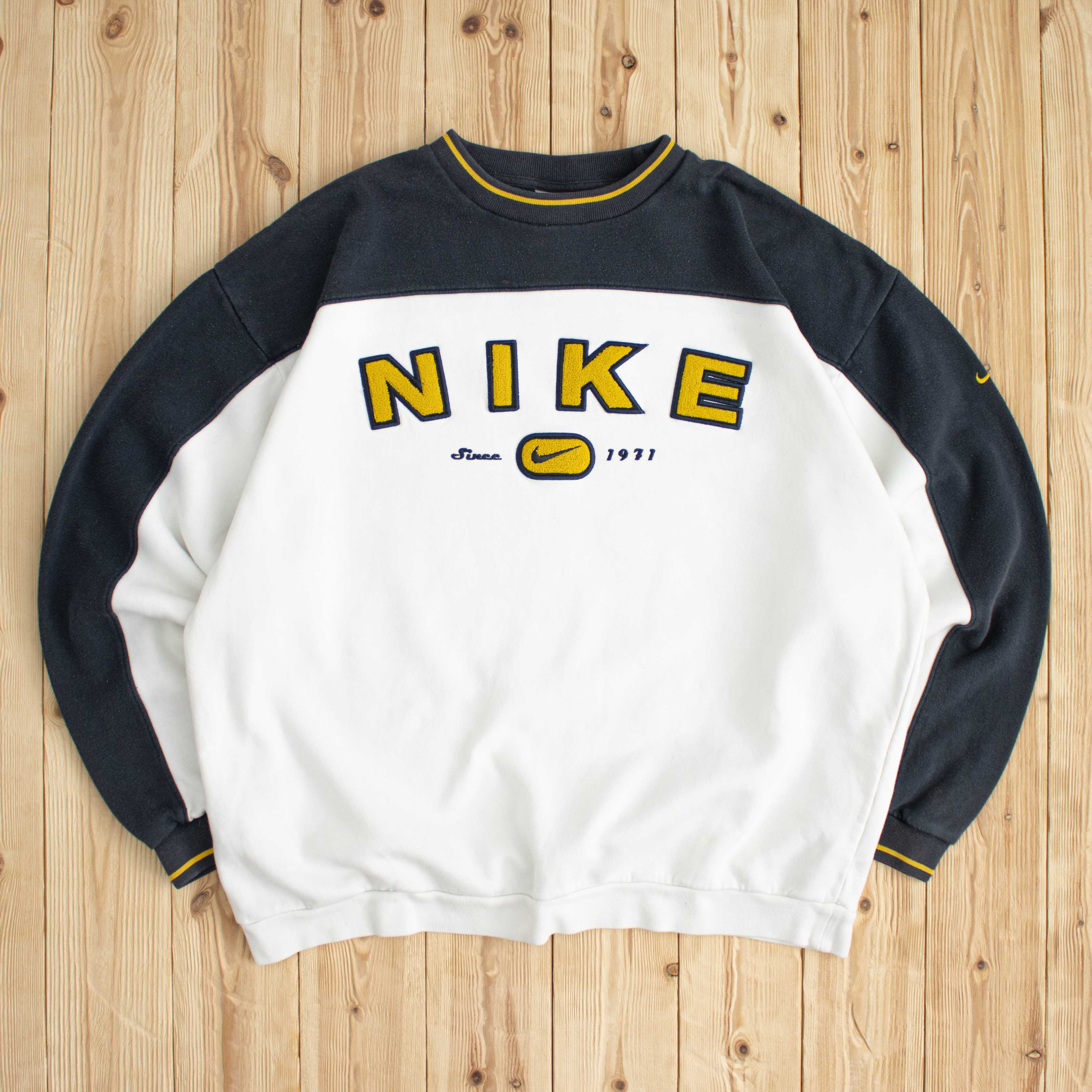 (XL) Vintage Nike Spell Out Embroidered Sweatshirt