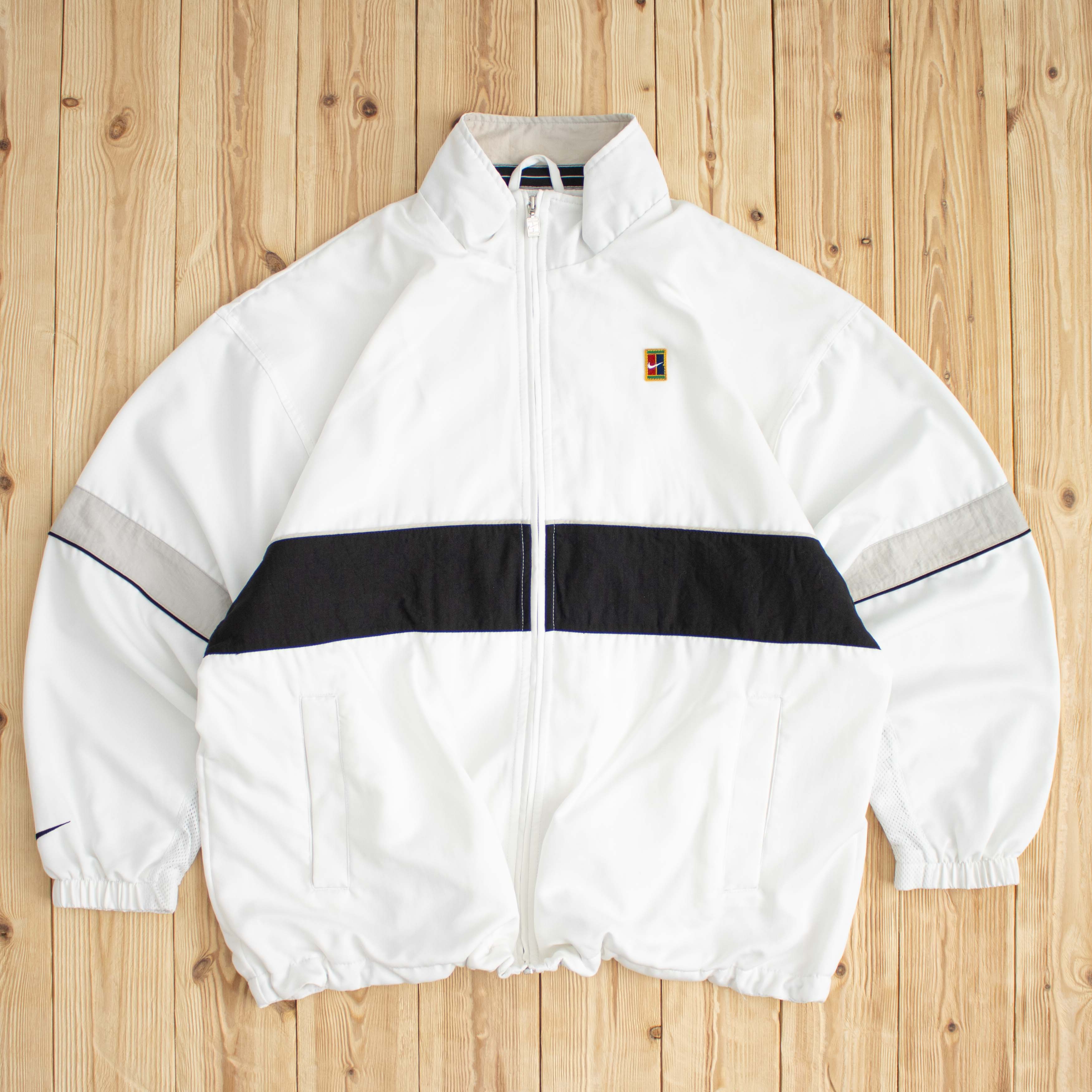 (L) Vintage Nike Essential Embroidered Jacket