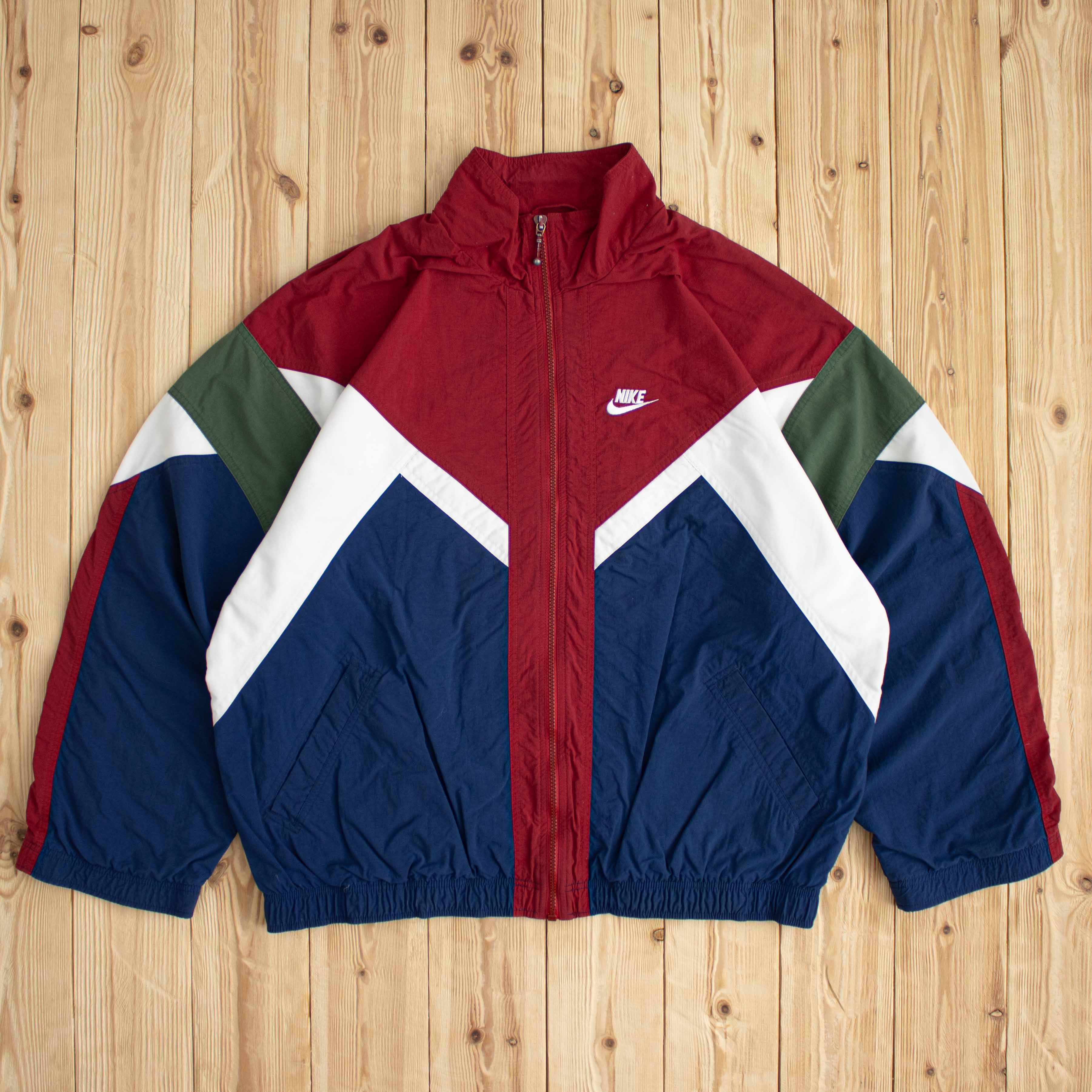 (L) Vintage Nike Essential Embroidered Jacket