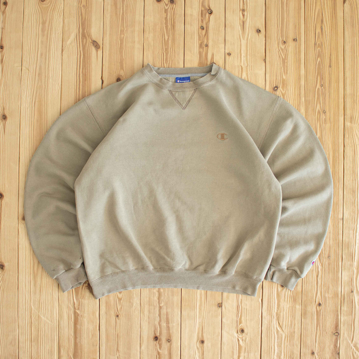 (M) Champion Vintage Essential Embroidered Sweatshirt Beige