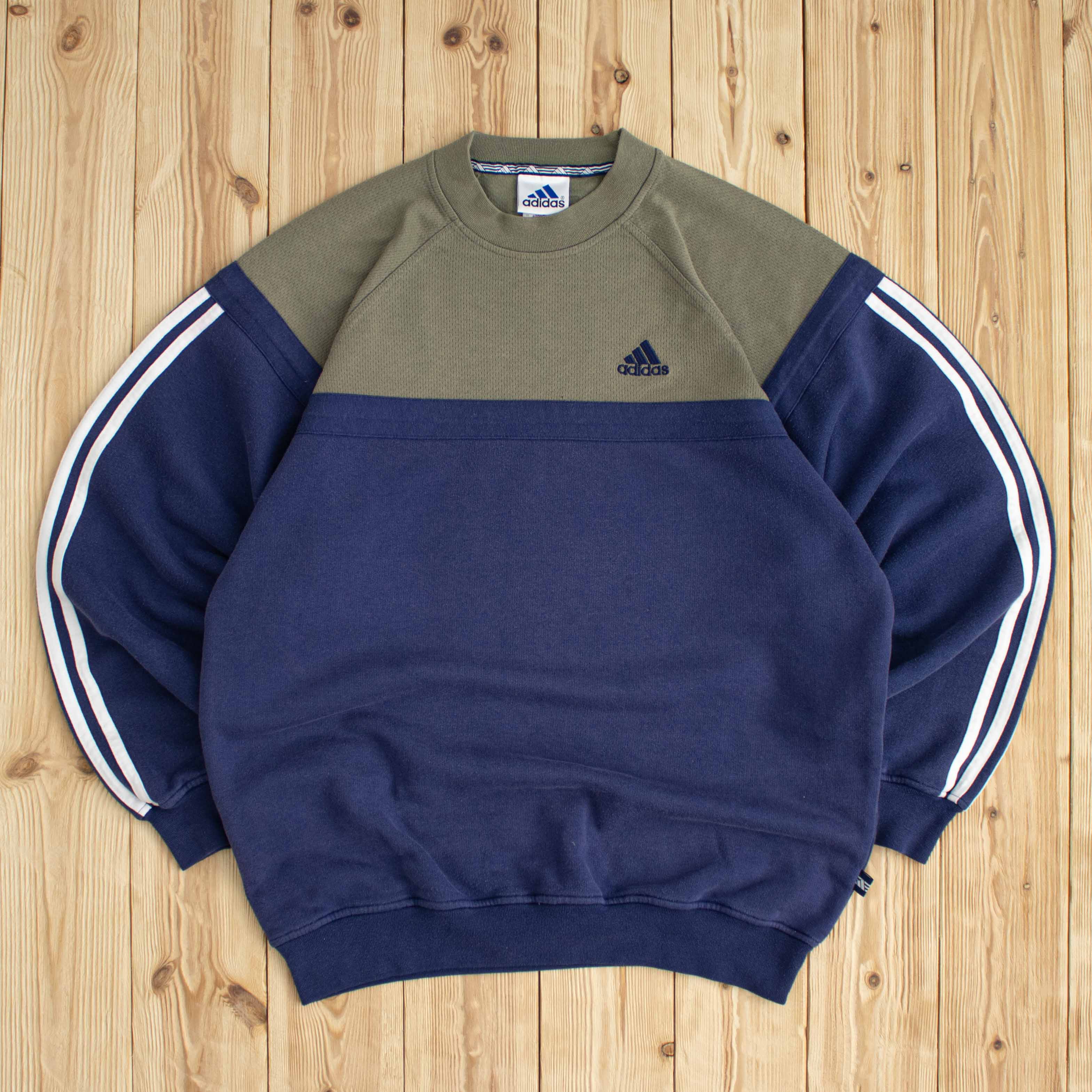 (M) Vintage Adidas Essential Embroidered Sweatshirt