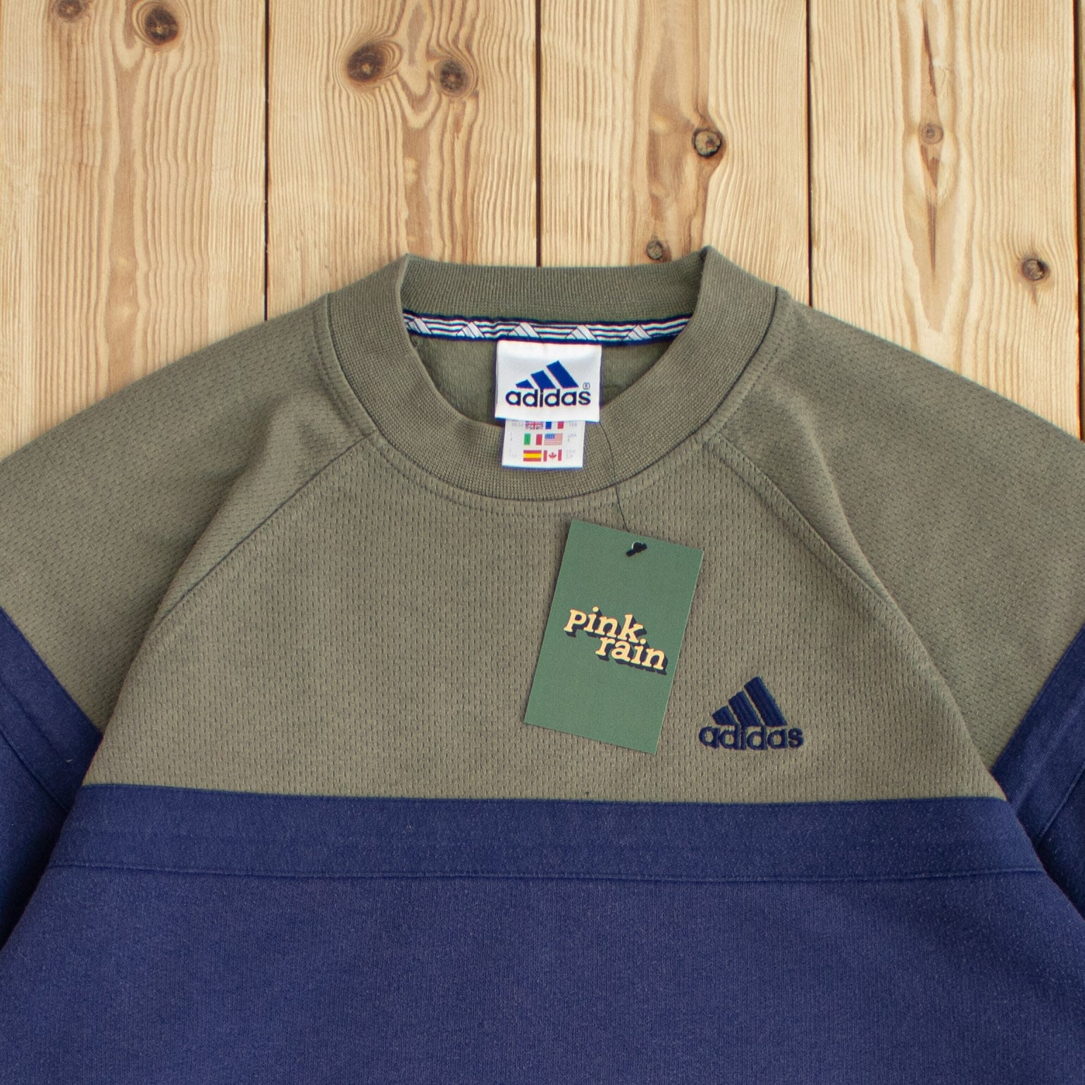 (M) Vintage Adidas Essential Embroidered Sweatshirt
