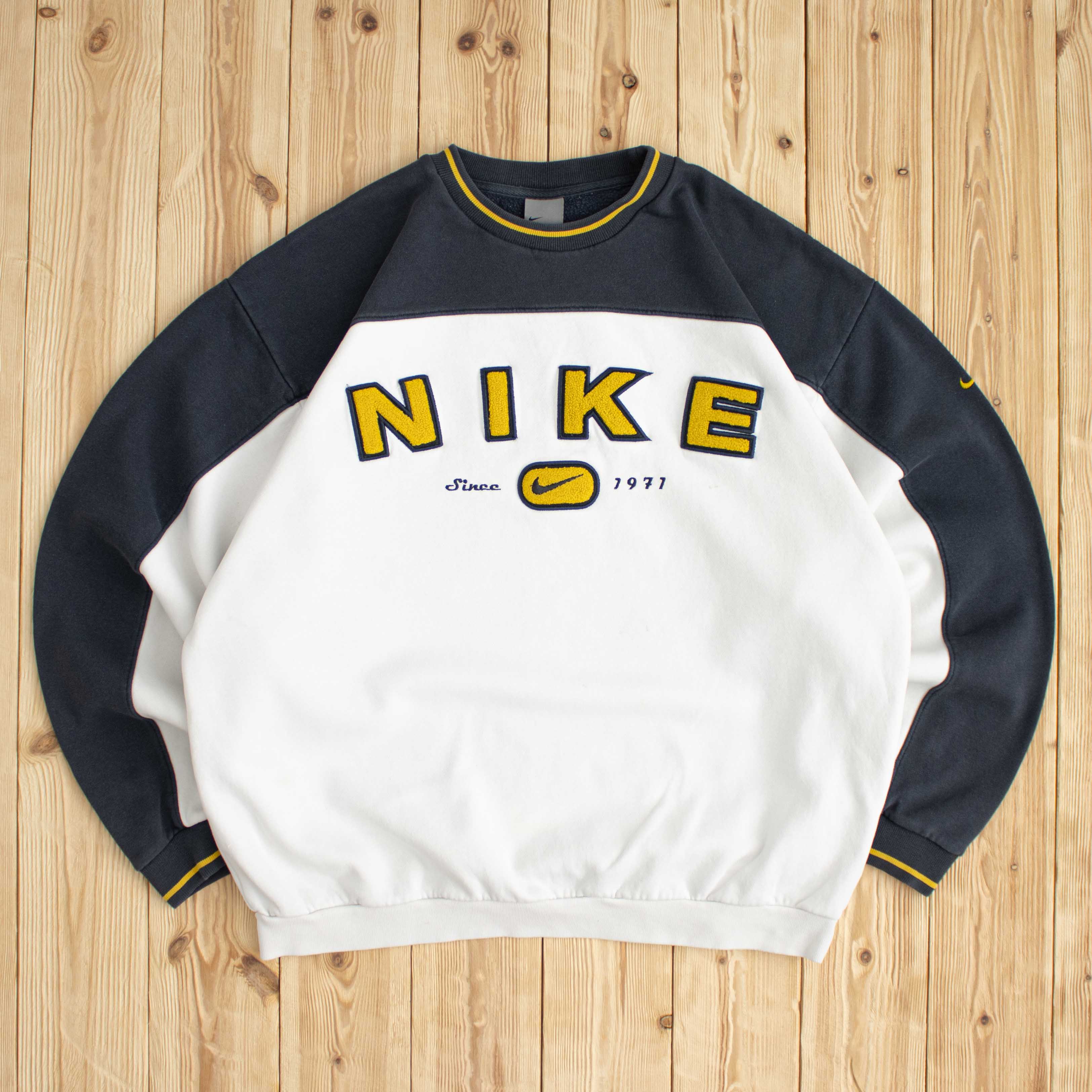 (L) Vintage Nike Spell Out Embroidered Sweatshirt