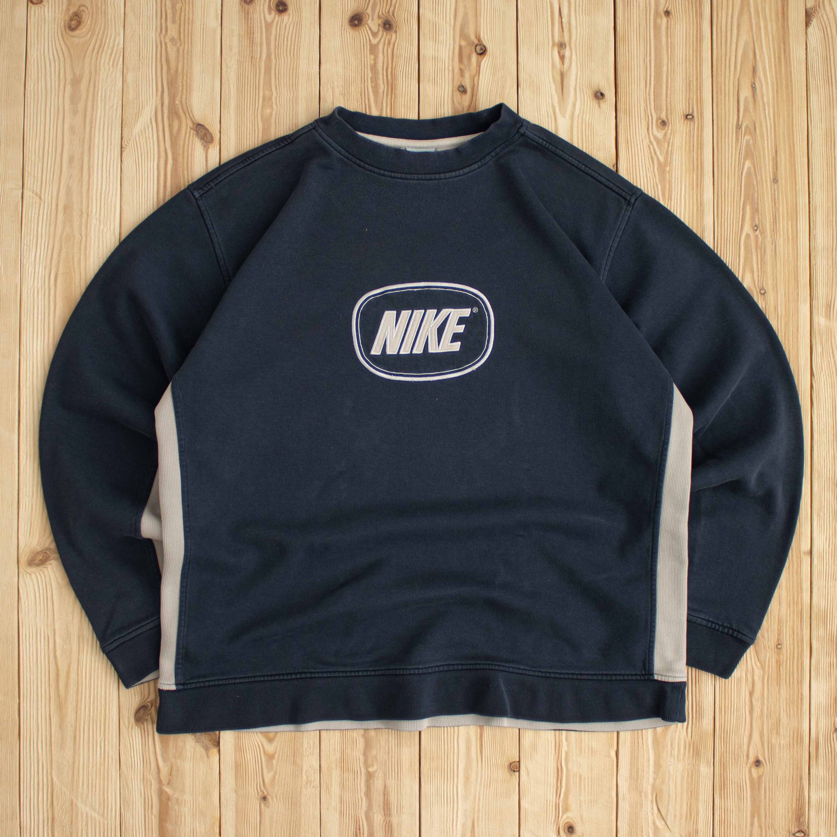 (L) Vintage Nike Spell Out Embroidered Sweatshirt