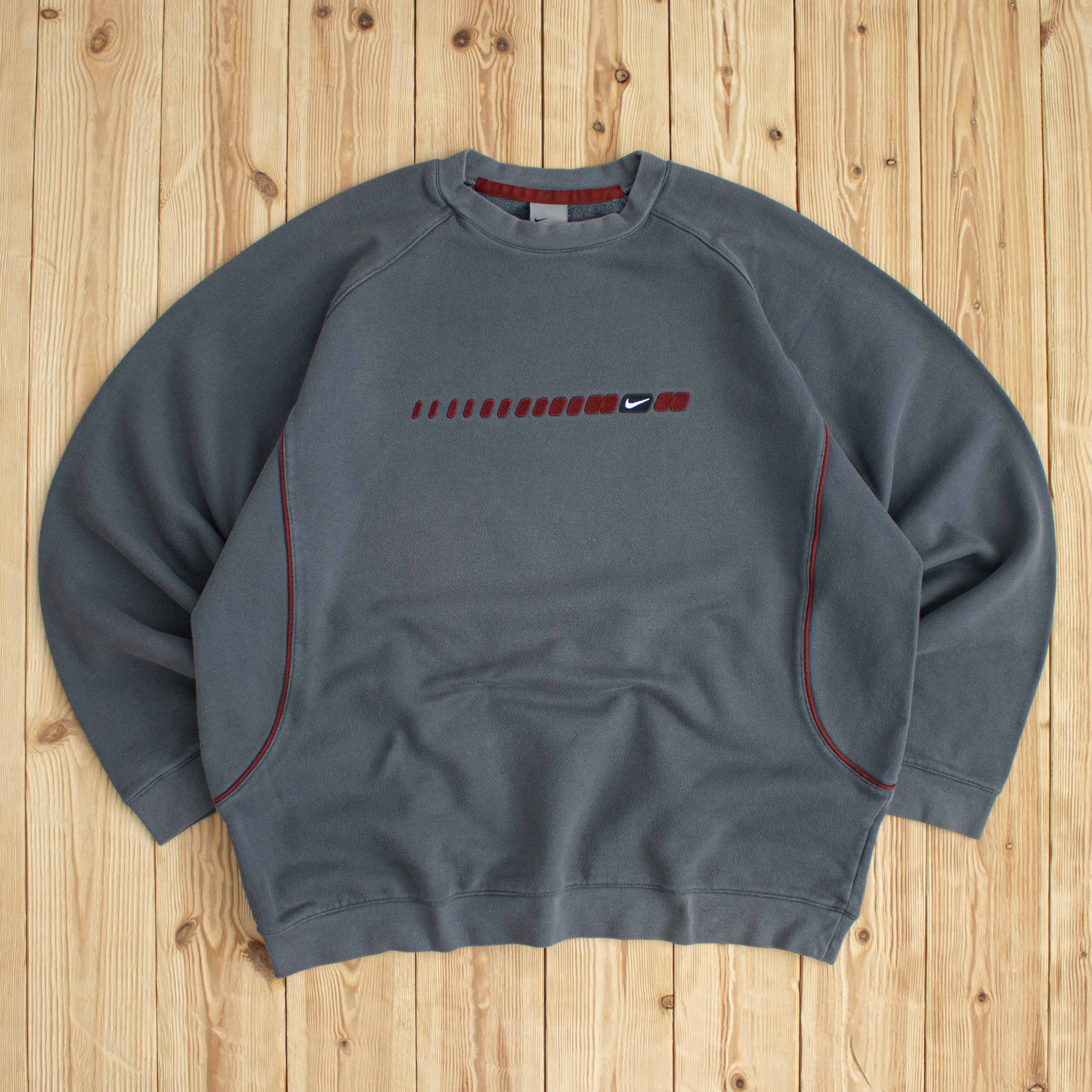 (L) Vintage Nike Embroidered Sweatshirt