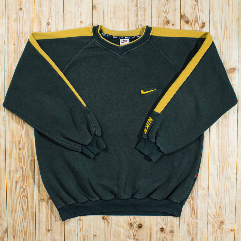 (L) Vintage Nike Essential Embroidered Sweatshirt