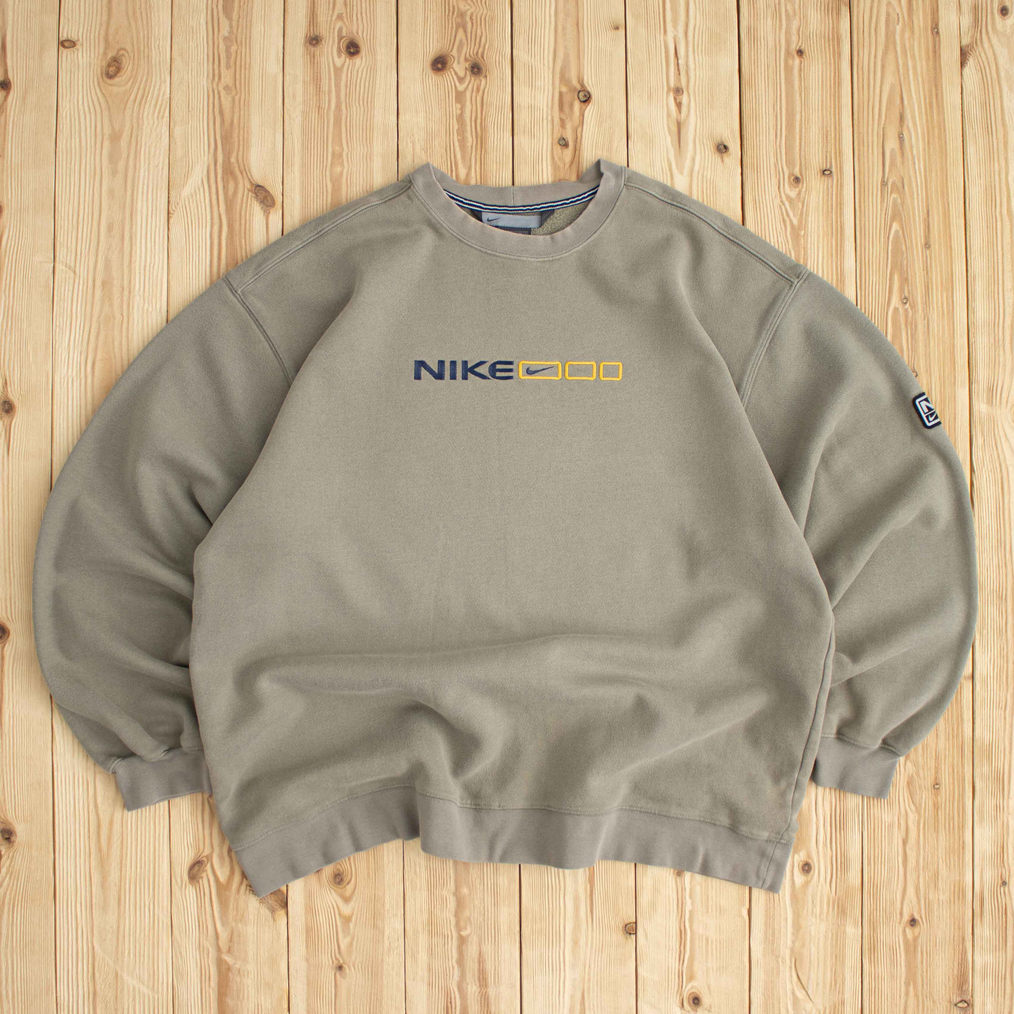 (L) Vintage Nike Spell Out Embroidered Sweatshirt