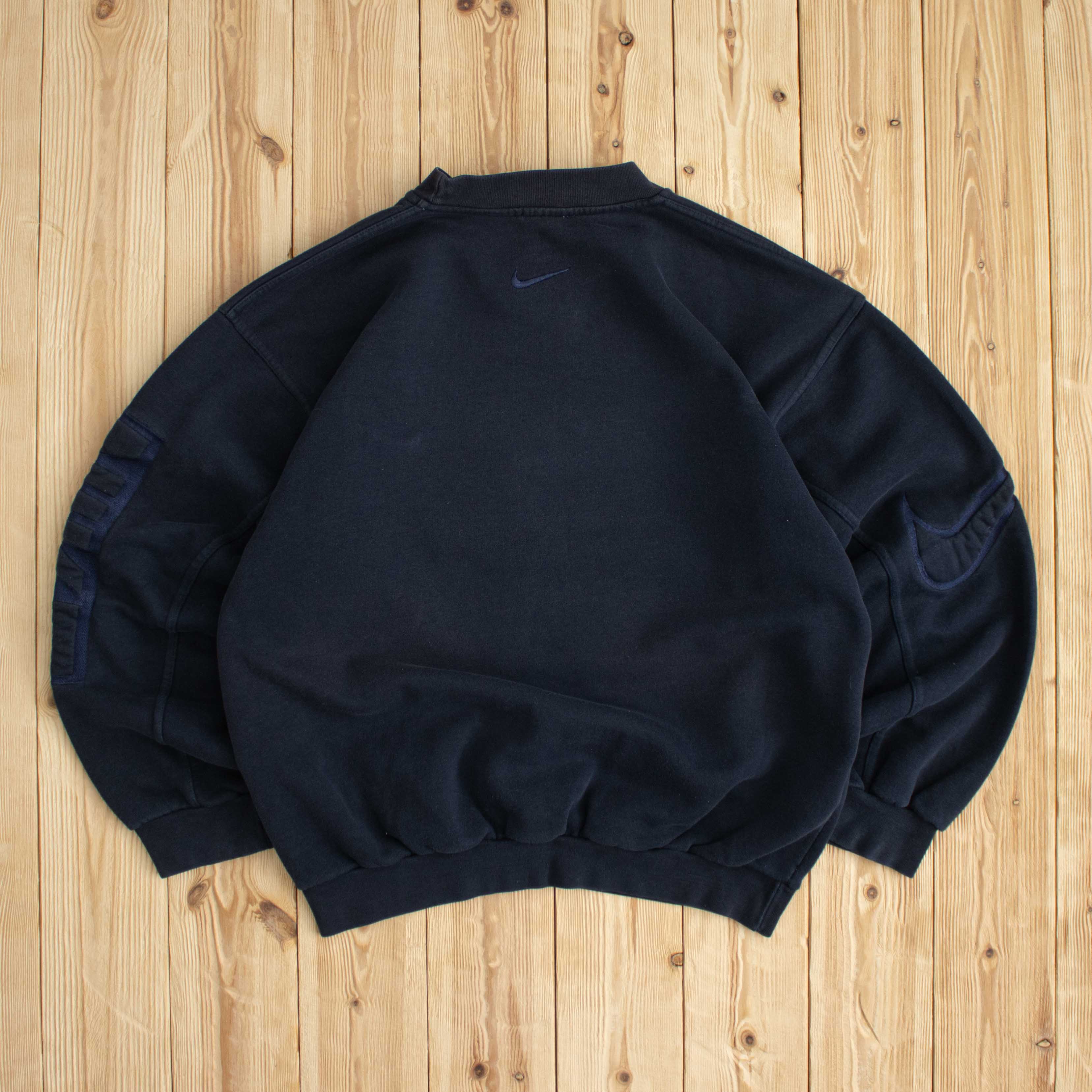 (M) Vintage Nike Embroidered & Embossed Sweatshirt