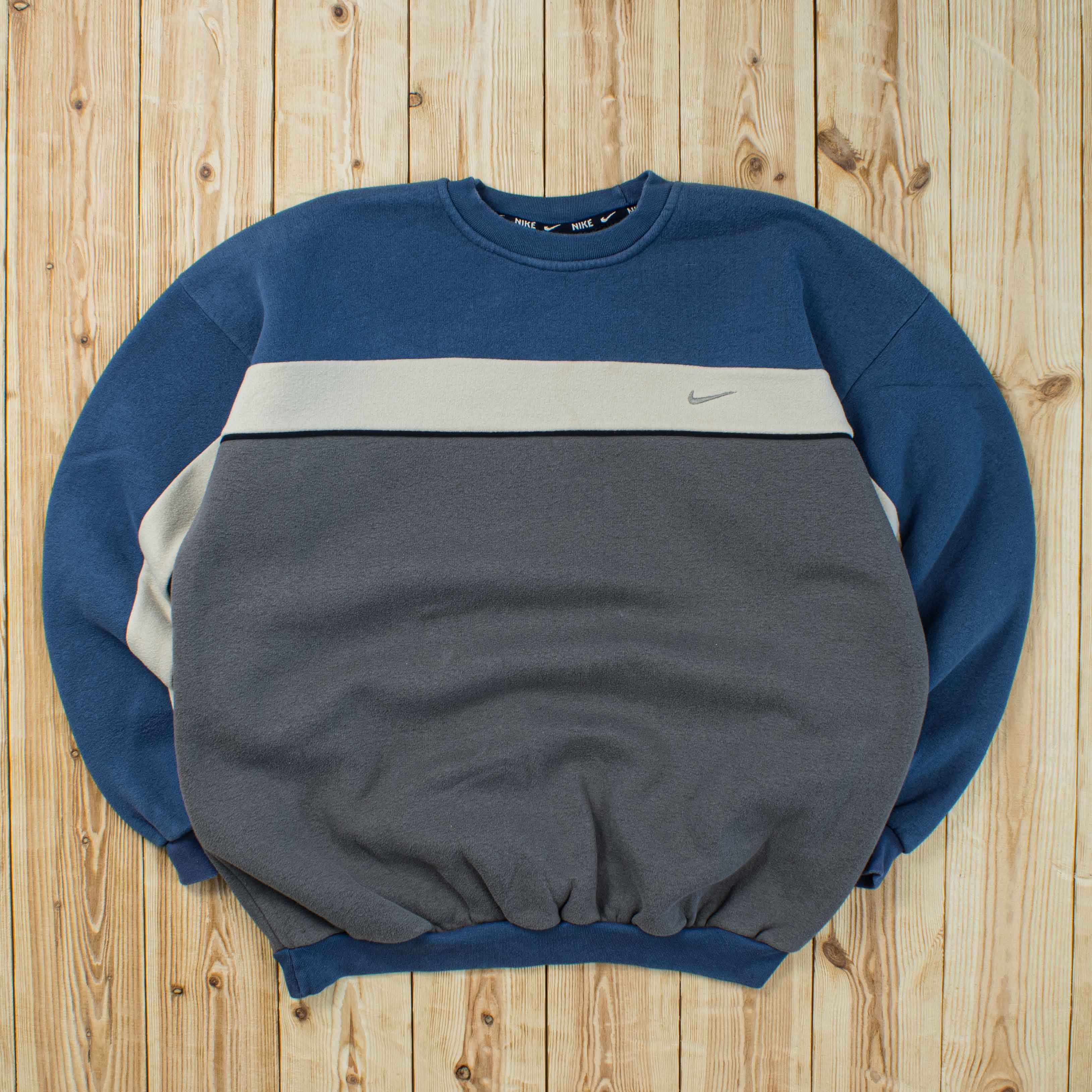 (L) Vintage Nike Essential Embroidered Sweatshirt