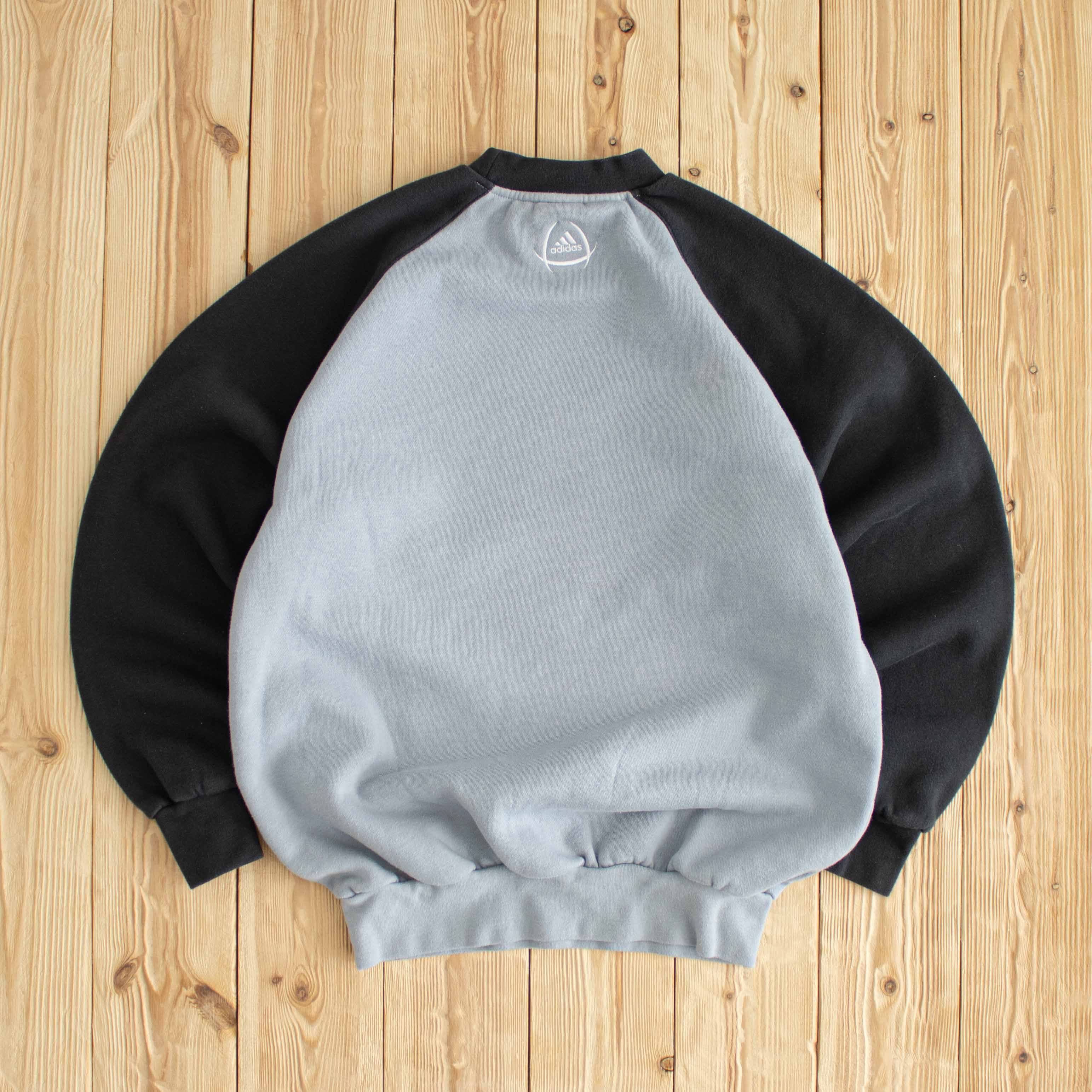 (S) Vintage Adidas Center Logo Embroidered Sweatshirt