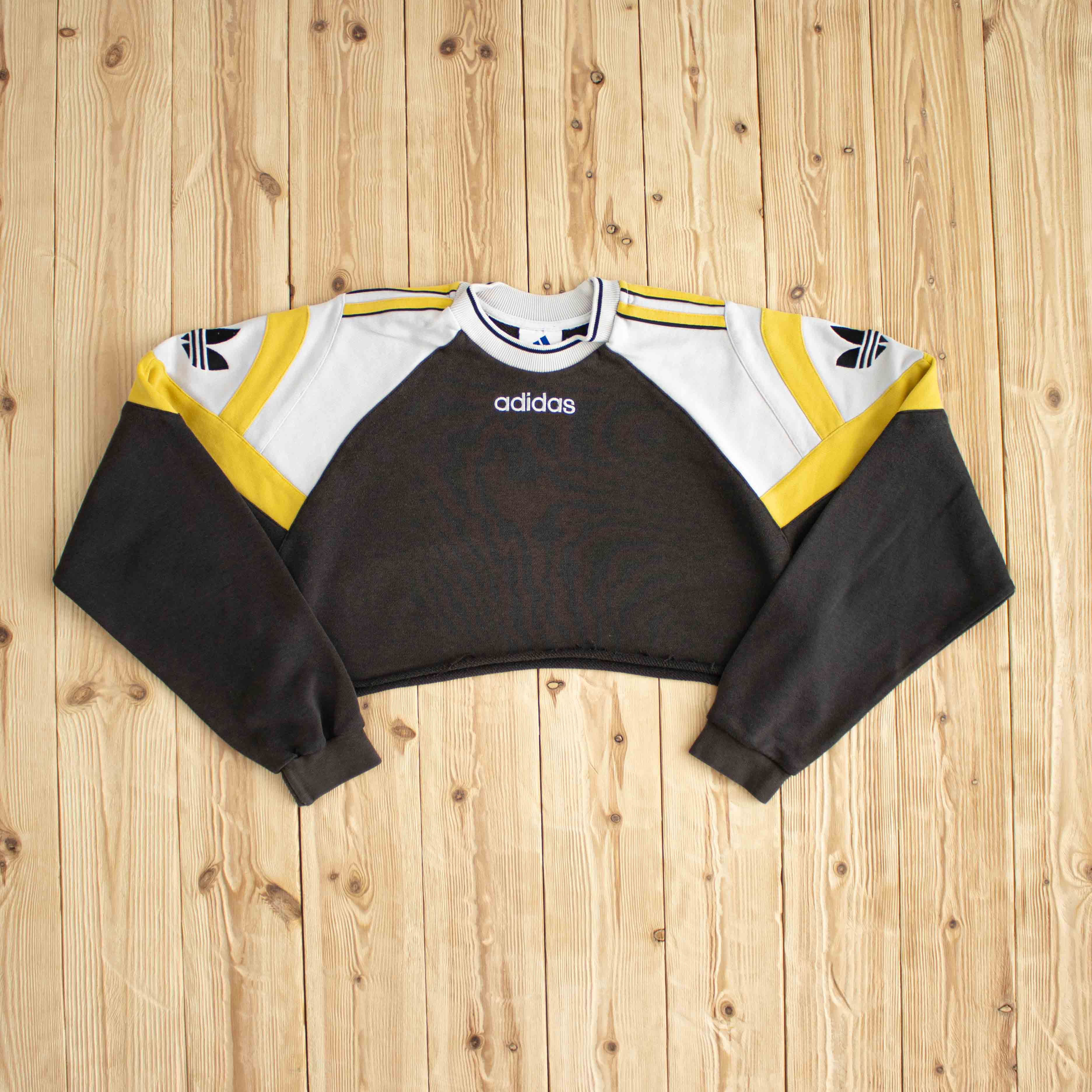 (L) Adidas Cropped Vintage Embroidered Sweatshirt Black