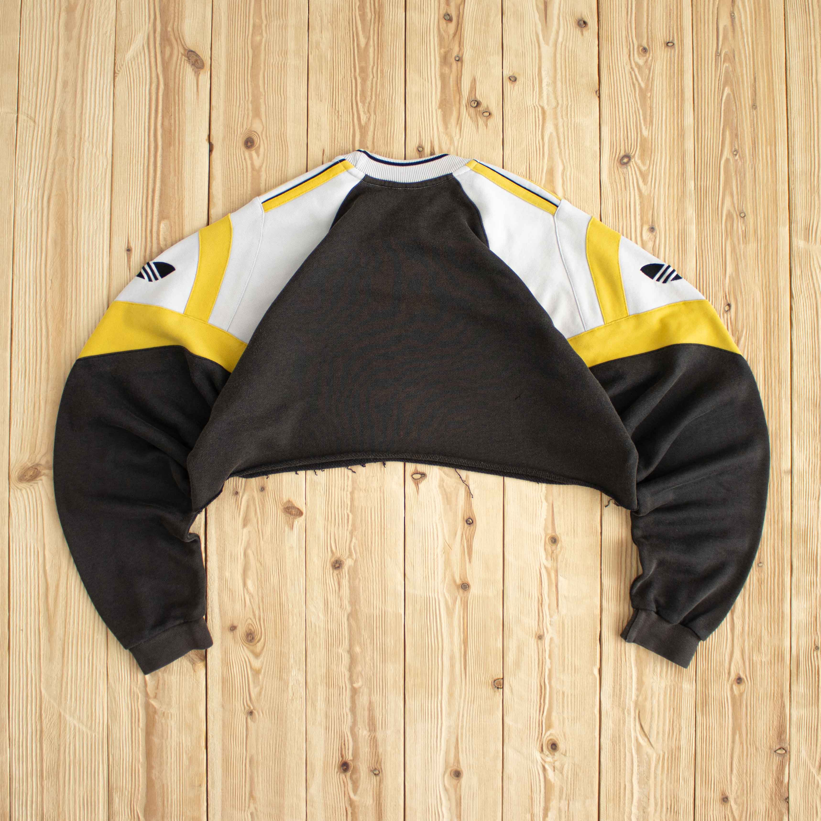 (L) Adidas Cropped Vintage Embroidered Sweatshirt Black