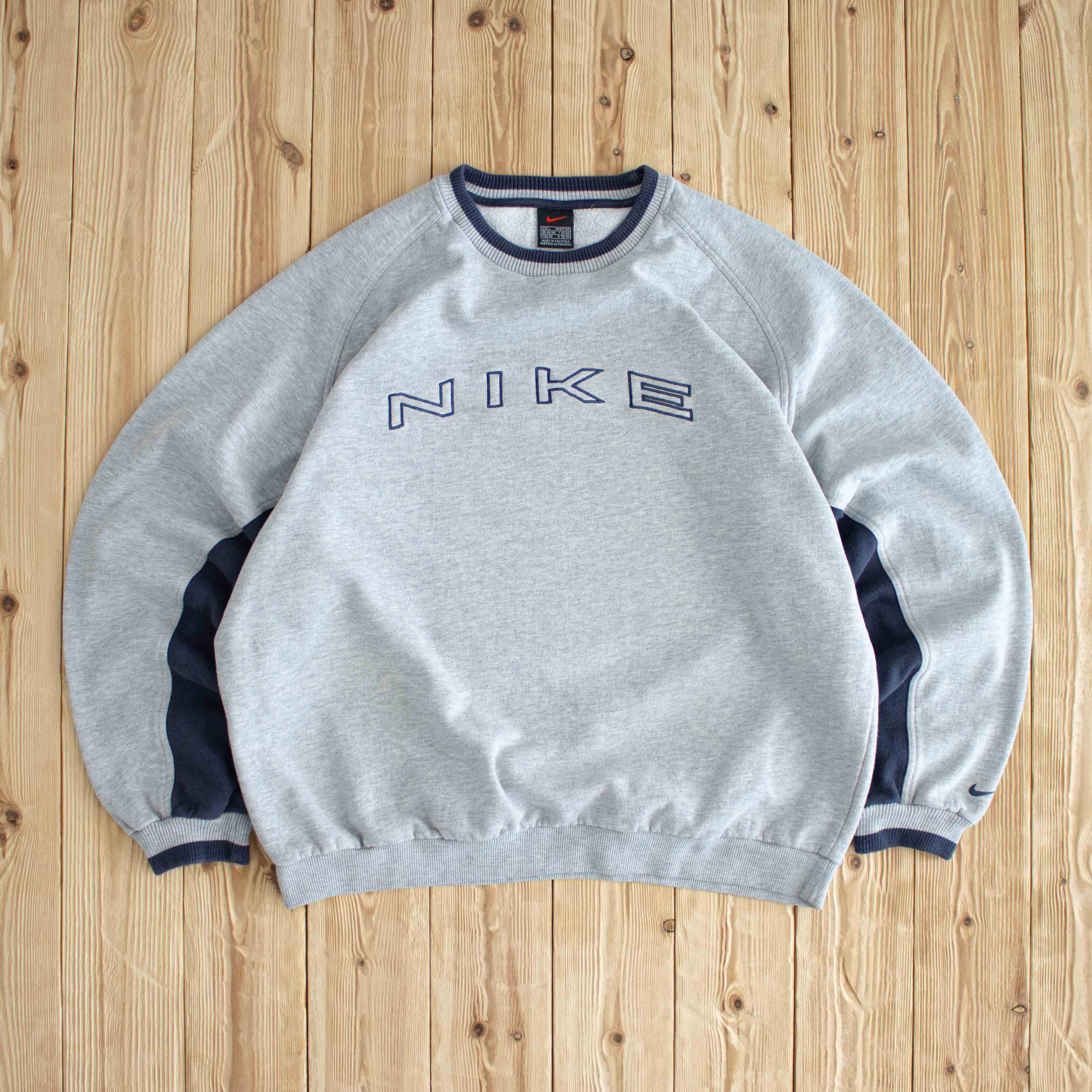 (L) Nike Spell Out Vintage Embroidered Sweatshirt Gray