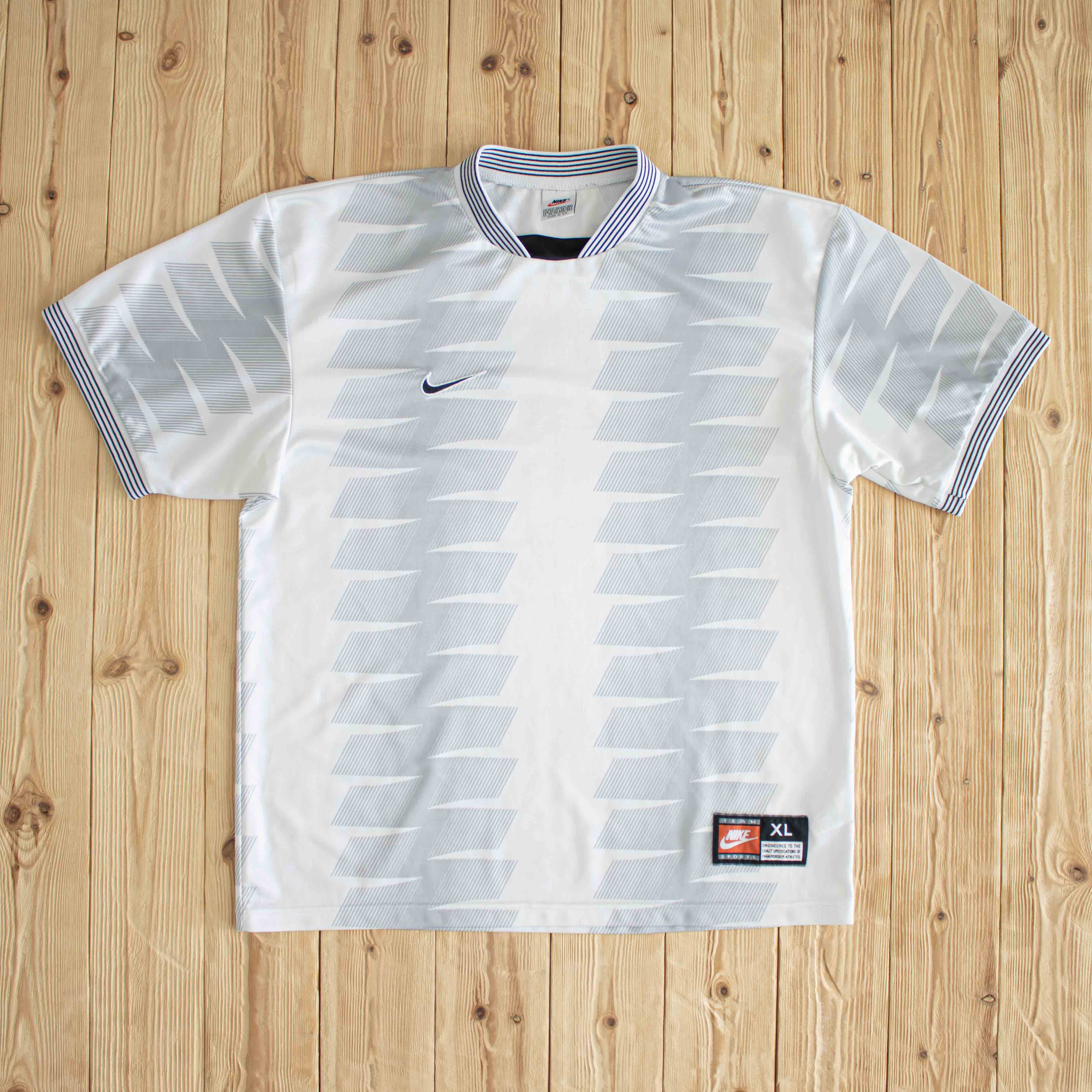 (L/XL) Nike Swoosh Vintage Embroidered T-Shirt White